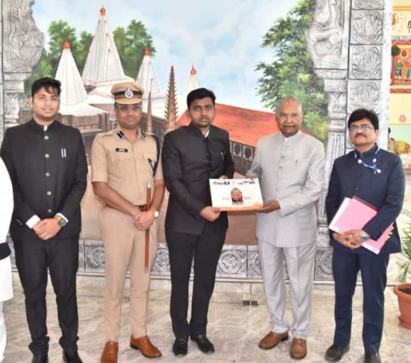 President Ram Nath Kovind welcomed by the district administration at Kolhapur airport